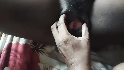 Apni bhabhi ko maine chut phailakar chut me ungli kiya