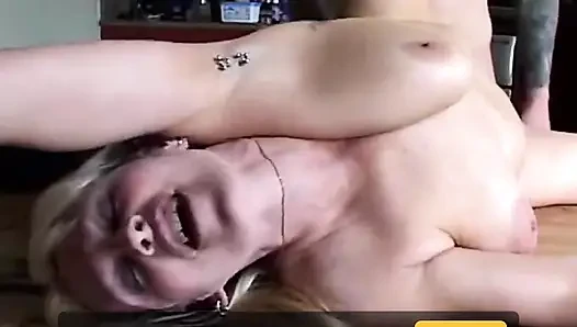 Natasha skinski fickt auf dem stuhl mit ihren natürlichen titten