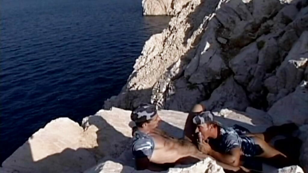 Κρεμασμένος νεαρός στρατιωτικός Jock γαμιέται από κώλο από τους μυώδεις του
