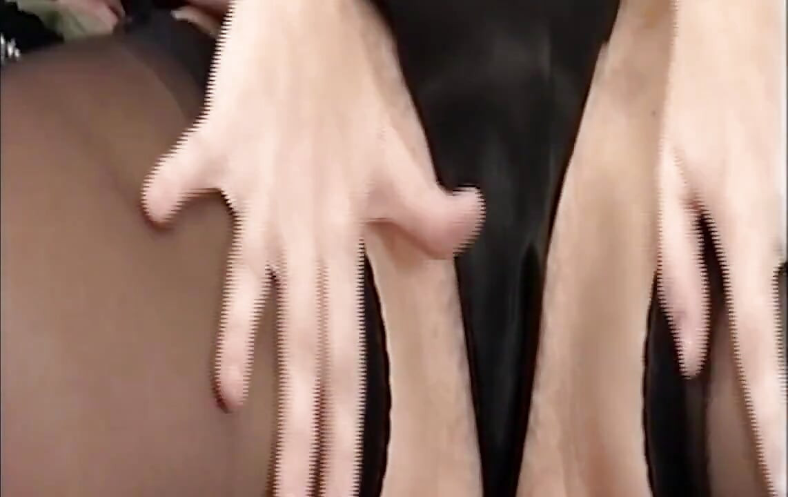 Morena slides ribbed dildo profundo na buceta peluda