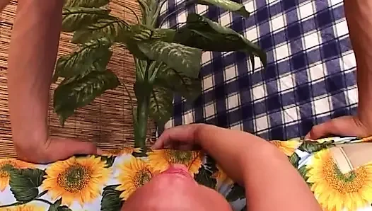 Geile MILF wird in wilden couch-fick-fest geritten
