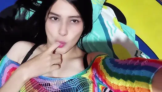 Юная латина соблазняет