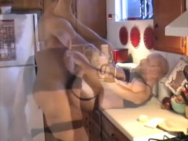 Pareja se pega un polvo en la cocina