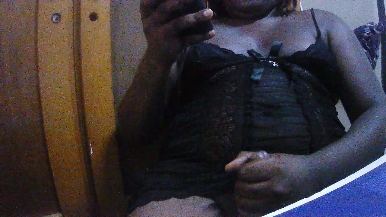 dziewica crossdresser pokazuje jej tyłek i szarpanie się aż do orzecha