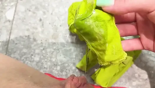 私の猫はこれらのパンティーを再びとても濡らしました、見てください!なぜ彼女はそんなにムラムラしてぬるぬるしているのですか?