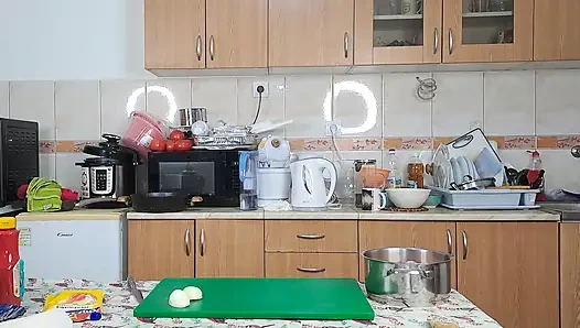 Настоящая нудистка на кухне: готовит барбекю маринад полностью обнаженная