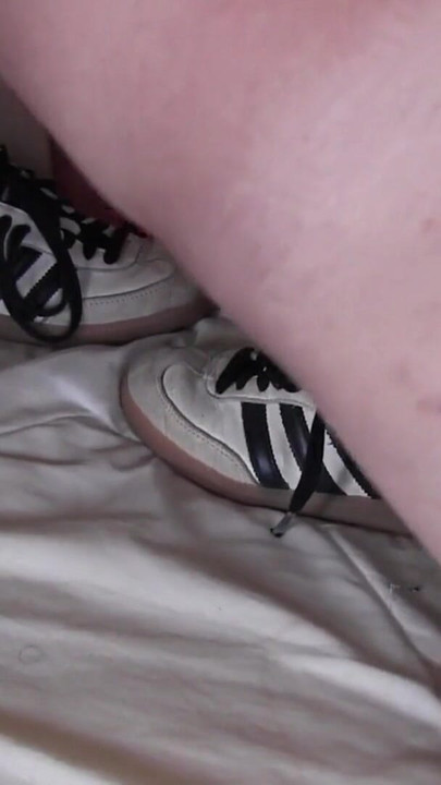 เย็ดและน้ําแตกในรองเท้าผ้าใบแฟนสาวของฉัน คลิป 3
