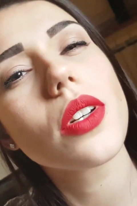 Fantástica morena ama tanto los cigarros