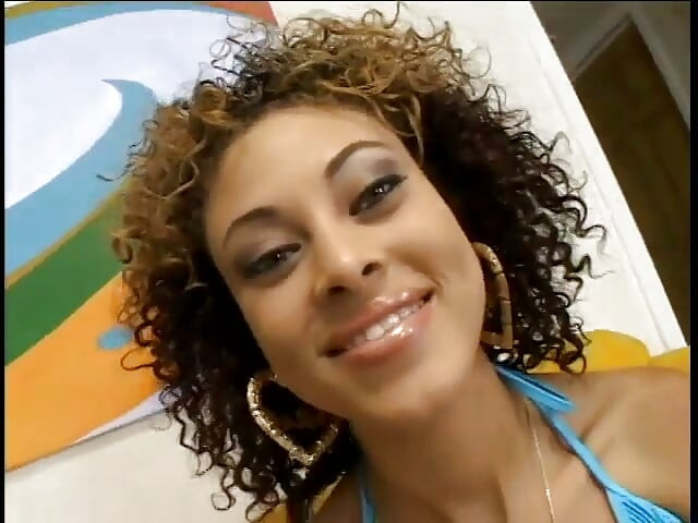 Gostosa chupando pau adora levar leitinho no cu depois de foder