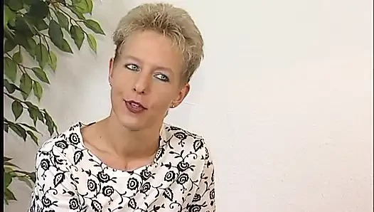 Kısa saçlı sarışın bebek oyuncu seçmelerinde amcığıyla mastürbasyon yapıyor