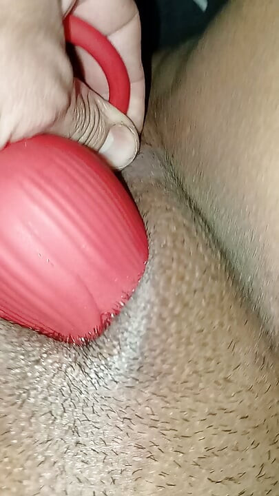 Perempuan onani dengan dildo, pepek dan pancutan air mani