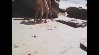 Nat i Dave skaczą na plaży