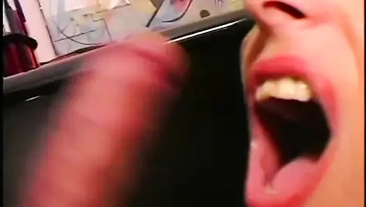 Tante seksi rambut pirang suka banget nyepong kontol di kantor