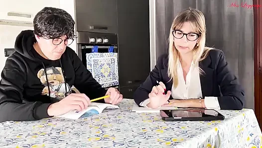 Непристойная игра мачехи без табу, чтобы убедить пасынка учиться
