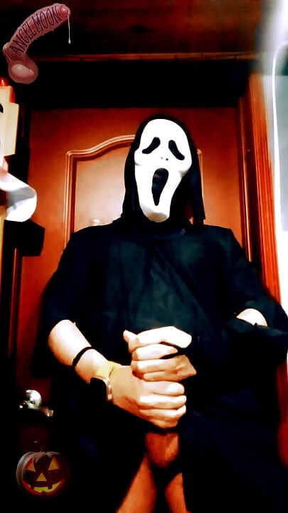 SCREAM A LOVE STORY Dominujący facet w masce Ghostface i z wielkim kutasem włamuje się do twojego domu w noc Halloween, żeby spuścić się