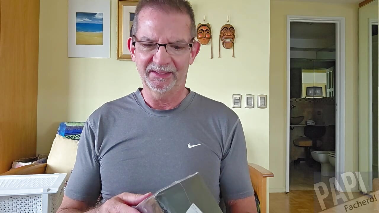 Papifachero si cewek mesum lagi nge-unboxing mainan seks bajak laut pantat barunya