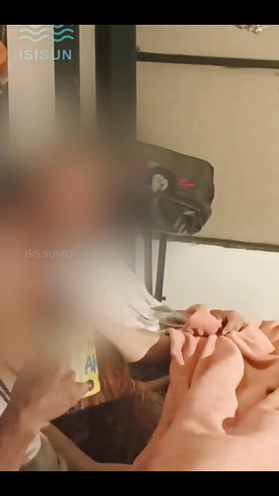 Moje nevlastní sestra se vplíží do mého pokoje ... Zapomněla si vzít kalhotky! - Isis Sun03