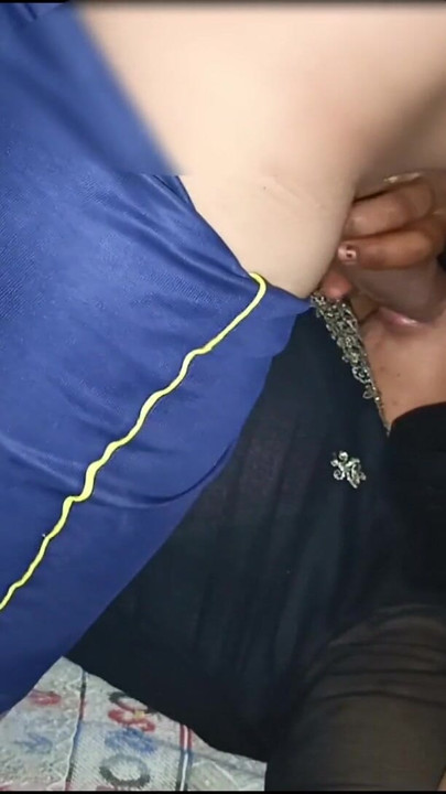 Kocası yeni evli poochu karısı tarafından götünü yalatıyor ve sert anal sikişiyor | Klip 1