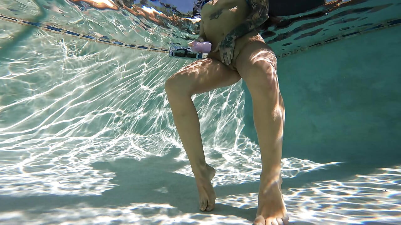 Deepend Underwater Masturbation Orgasm