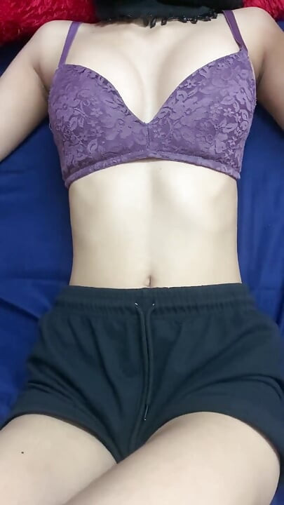 Une grosse bite noire m’étire mon petit trou jusqu’à ce que je ne puisse pas marcher