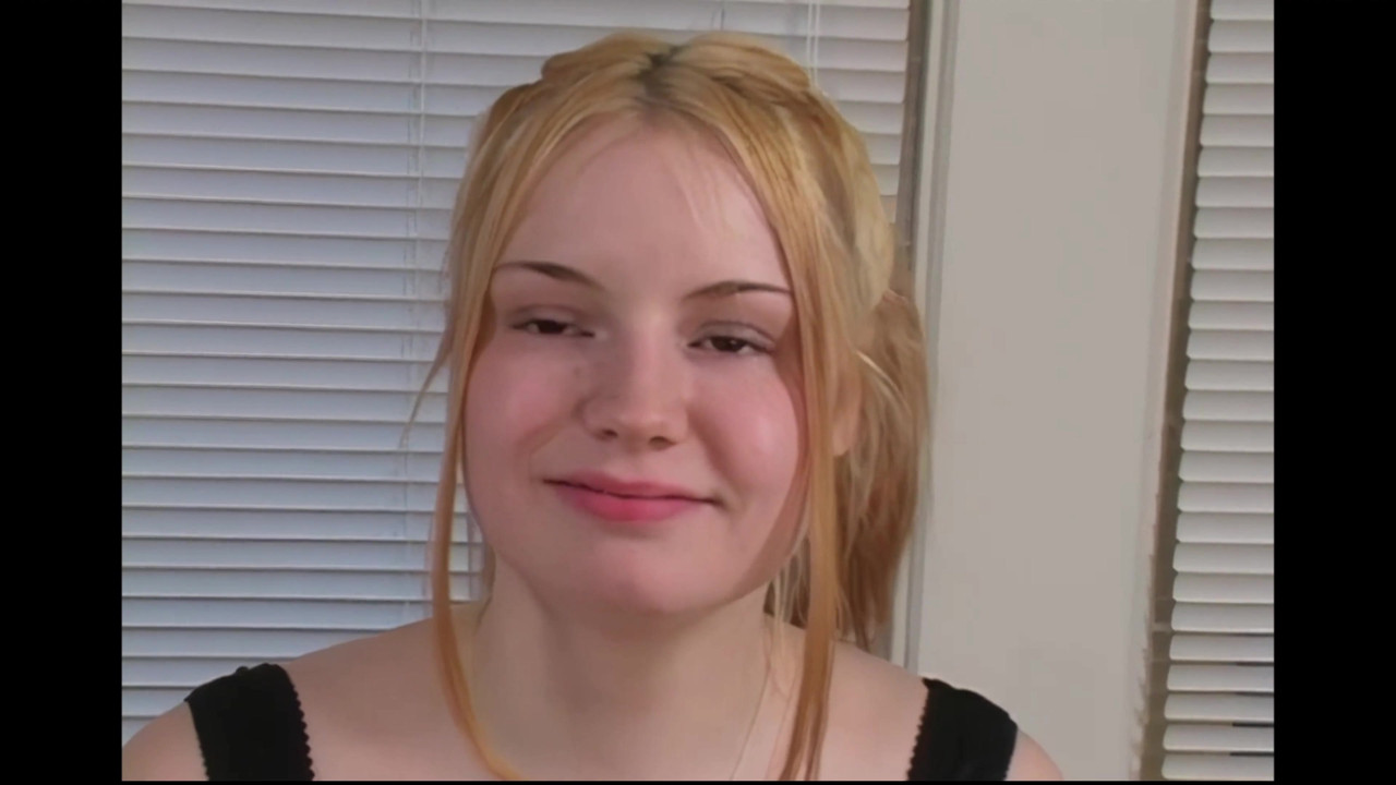 必死な素人たち、ポルノ初心者のホットなブロンドのタチアナがペニスをしゃぶり、セクシーな小柄なアジア系ニッコが大きくて硬いペニスに犯される