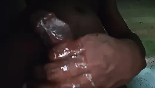 Evimde yalnızken işiyorum, mastürbasyon yapıyorum ve boşalıyorum