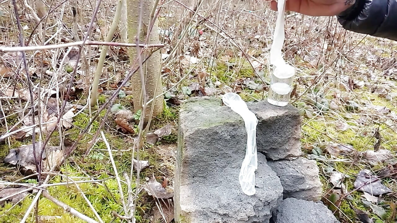 Gör sperma från två fyllda kondomer efter att jag var knullad utomhus och min runka efter att ha ätit sperma
