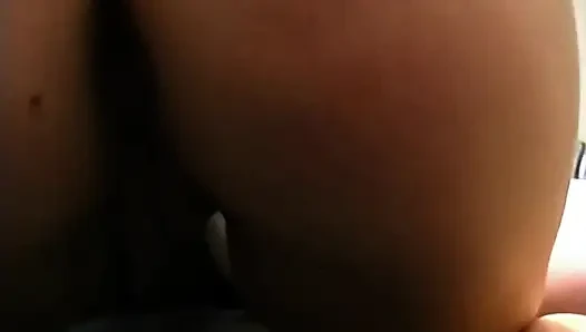 Azgın Esmer Yarak Emiyor Ve Islak Amını Sert Ovuyor