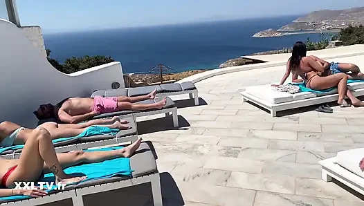 Mykonos'ta bir villada vahşi grup seks