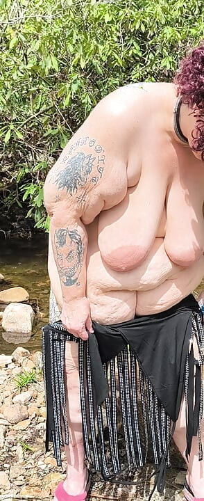 Există un străin care urmărește cum se pișă această gagică sălbatică?