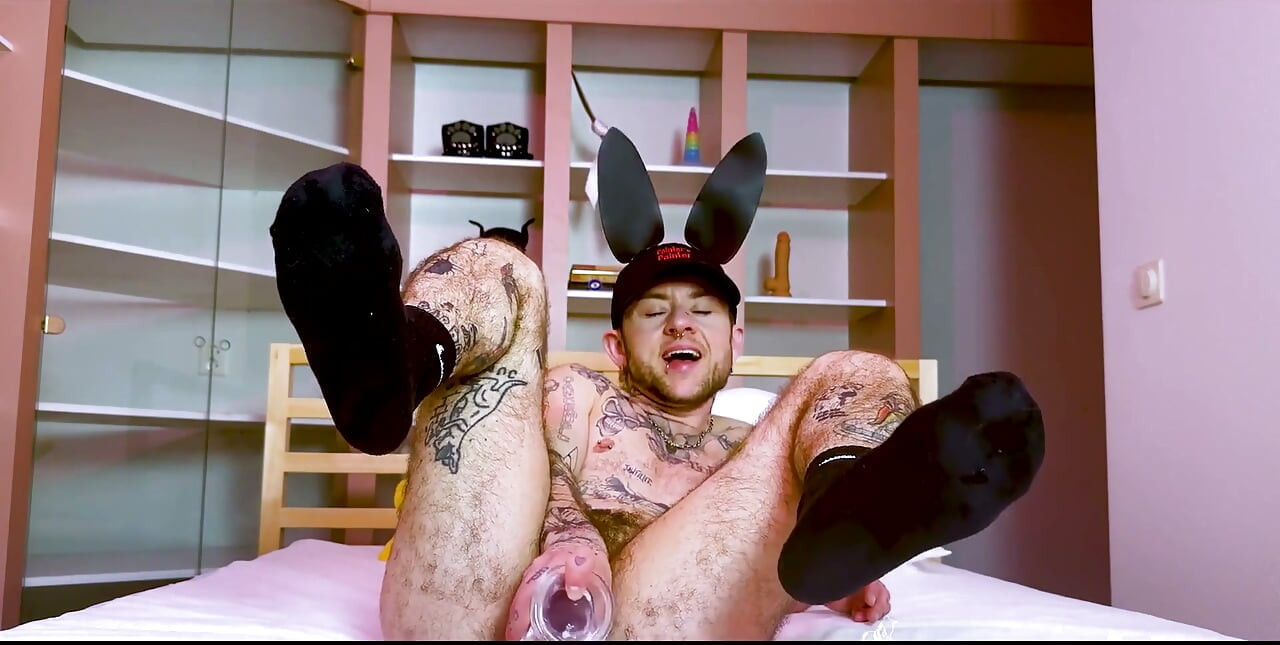 Skórzany króliczek podwójnie wypycha dziury ftm dużym przezroczystym dildo i wtyczką analną