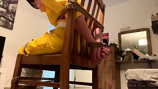 Cosplay April O'neil Dikurung Di Kursi