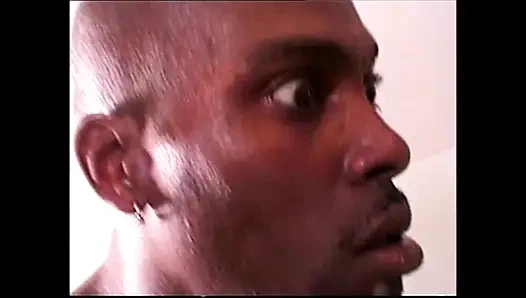 Doppelte penetration und abspritzen im mund von drei schwarzen monster-schwänzen für schöne vollbusige MILF