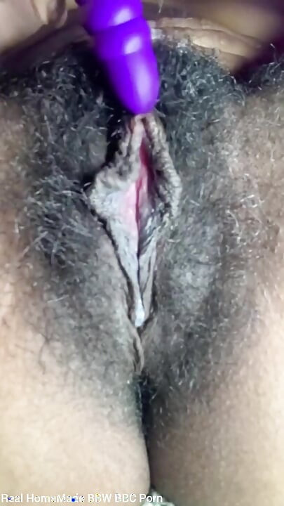 Close-up het harige poesje van mijn grote clitoris stimuleren