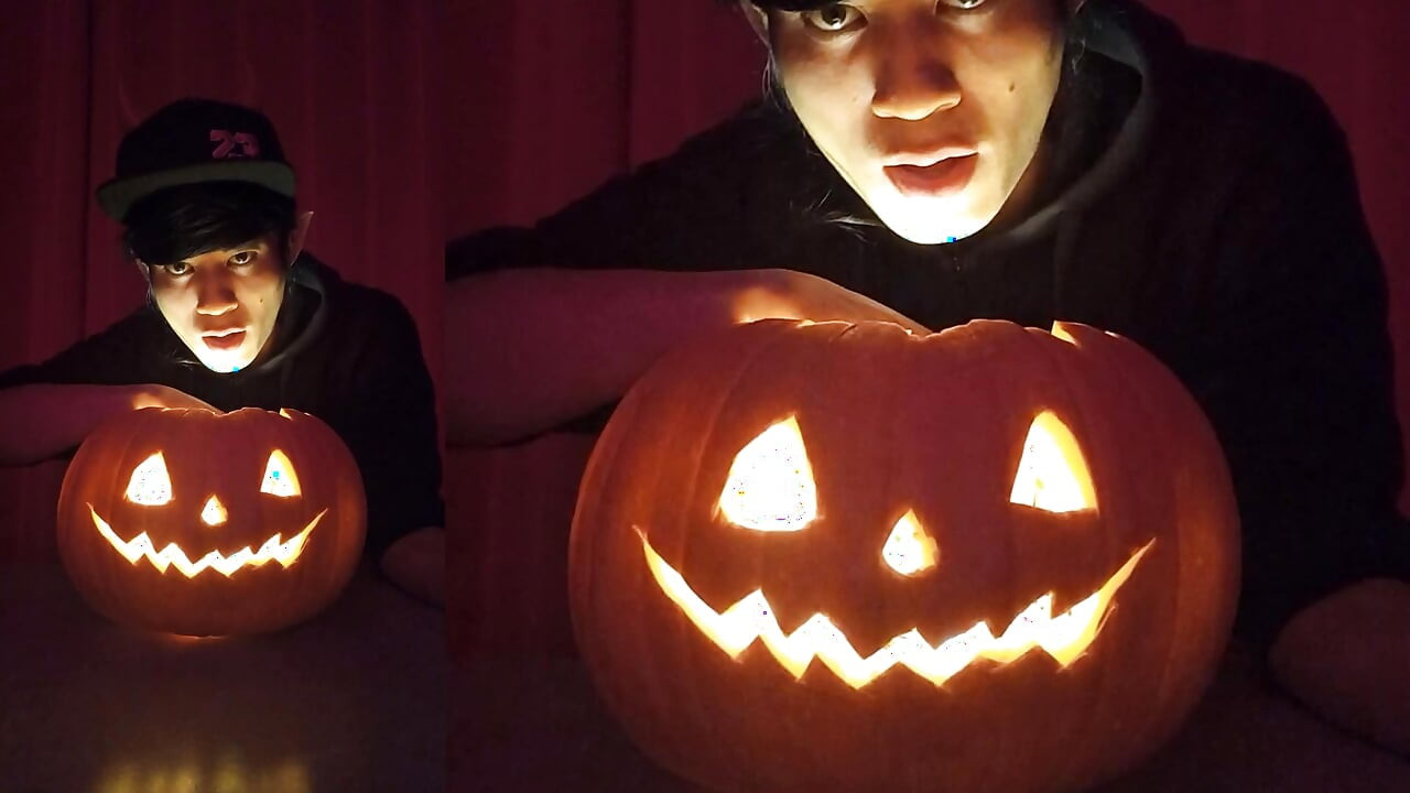 Sfw Jon Arteen Slatki Twink Emo Femboy Izrezbarava Bundevu za Noć Vještica u Gaćicama jack-o'-lantern