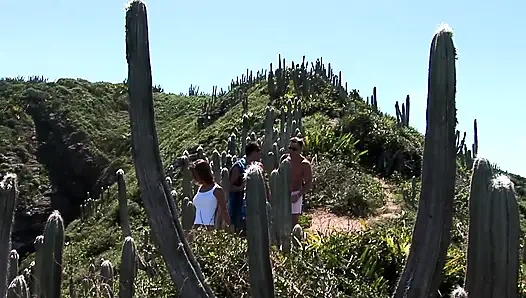 Memek basah gadis manis berurat terbuka lebar untuk hal-hal keras yang megah itu