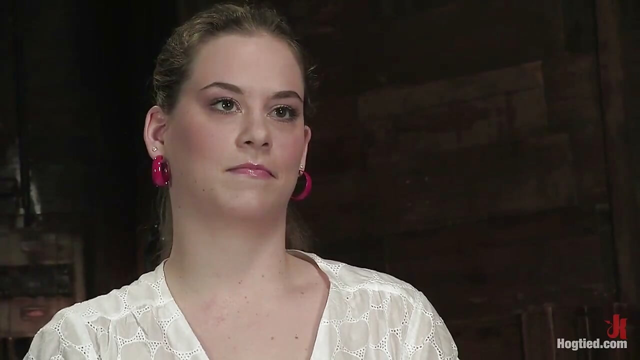 Cadela dura. Sabrina Wolf em uma sessão de escravidão de costas