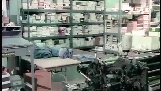 Büyük yarak ve lezbiyen dildo götten çifte sikişiyor üçlü grup seks (tam orijinal film.)