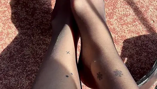 Seksi çoraplı sevimli topuklu ayakkabılar