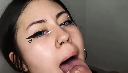 Göğüslerime boşalana kadar ona harika bir sakso çekiyorum - amatör sakso ve boşalma