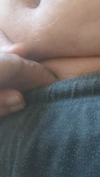 Mijn nieuwsgierige kleine penis kijkt uit mijn broek