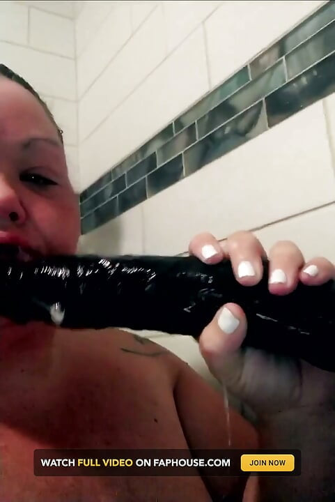 BBW mamuśki gardło przejebane DILDO BBC pod prysznicem