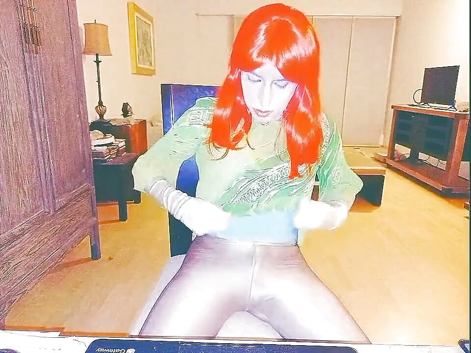 Tammysissy się masturbuje i bawi się swoim moczem