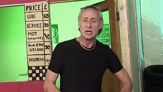 Yaşlı adam sıkı amcığımı sikiyor