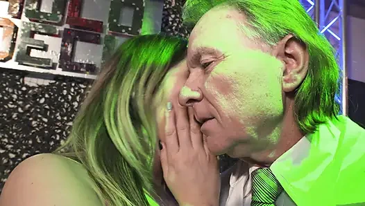 Секс-вечеринка С Двойными Проникновением С Алкоголем И Возбужденными Блондинками