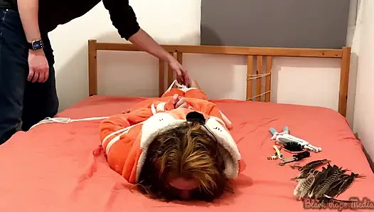 Miriam bağlı ve onesie içinde gıdıklıyor