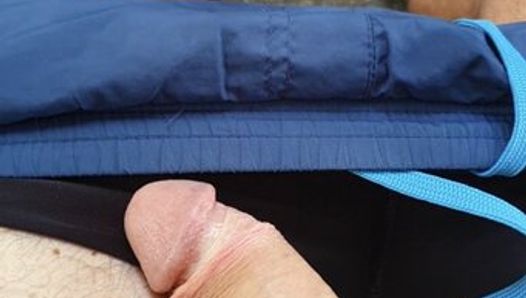 Il maestro Ramon massaggia il suo divino cazzo sudato nei suoi sexy pantaloncini da ciclista