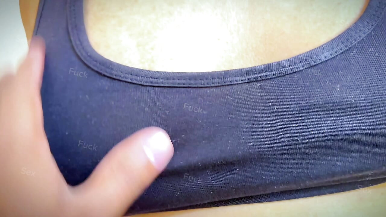 Madrastra egipcia comparte cama con hijastro y chupa su gran polla para ayudarle pero se corre en su boca
