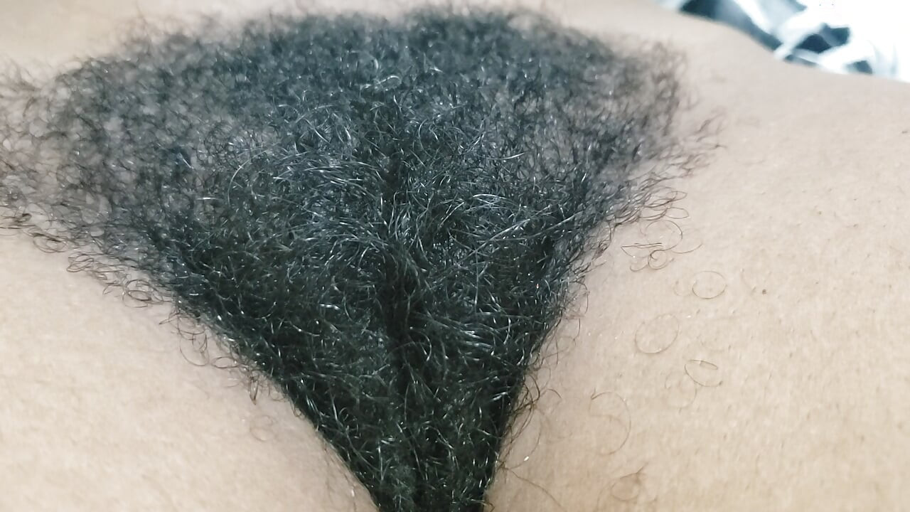 Amateur behaarte muschi MILF momente mit natürlichen kurven