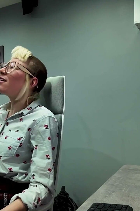 Office Slut #2 - Sucking the Bosses Cock